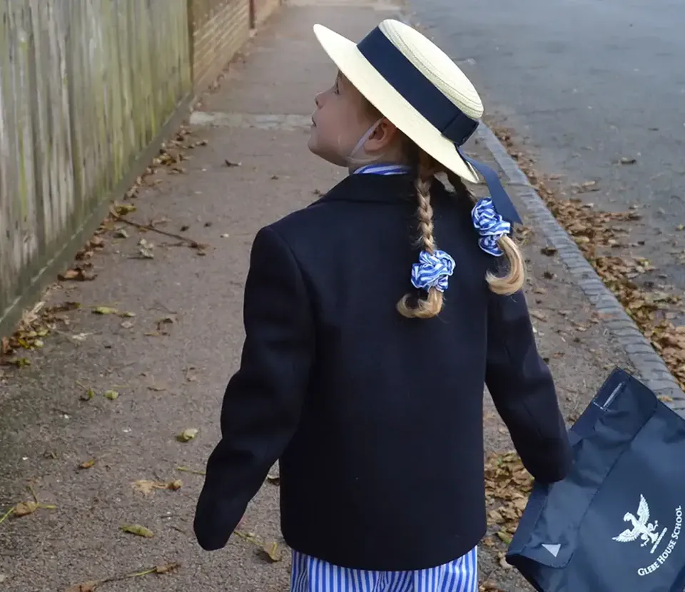Fillette sur le trajet de l’école équipée d’une balise GPS enfant